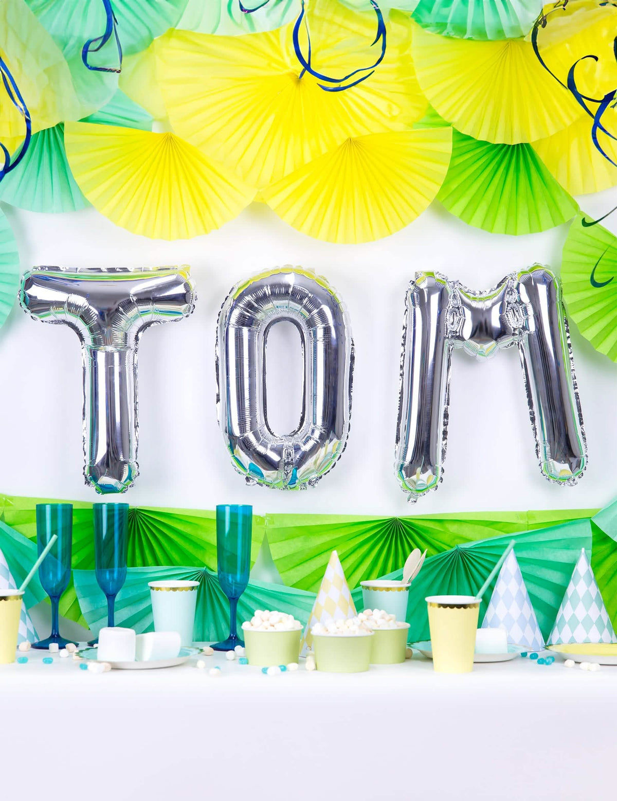 Rođendanska dekoracija s imenom TOM s aluminijskim balonom u obliku slova za srebrnu proslavu