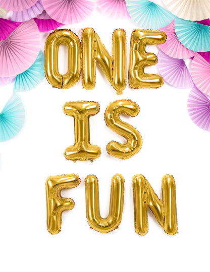 Message ONE IS FUN composé du ballon aluminium lettre doré