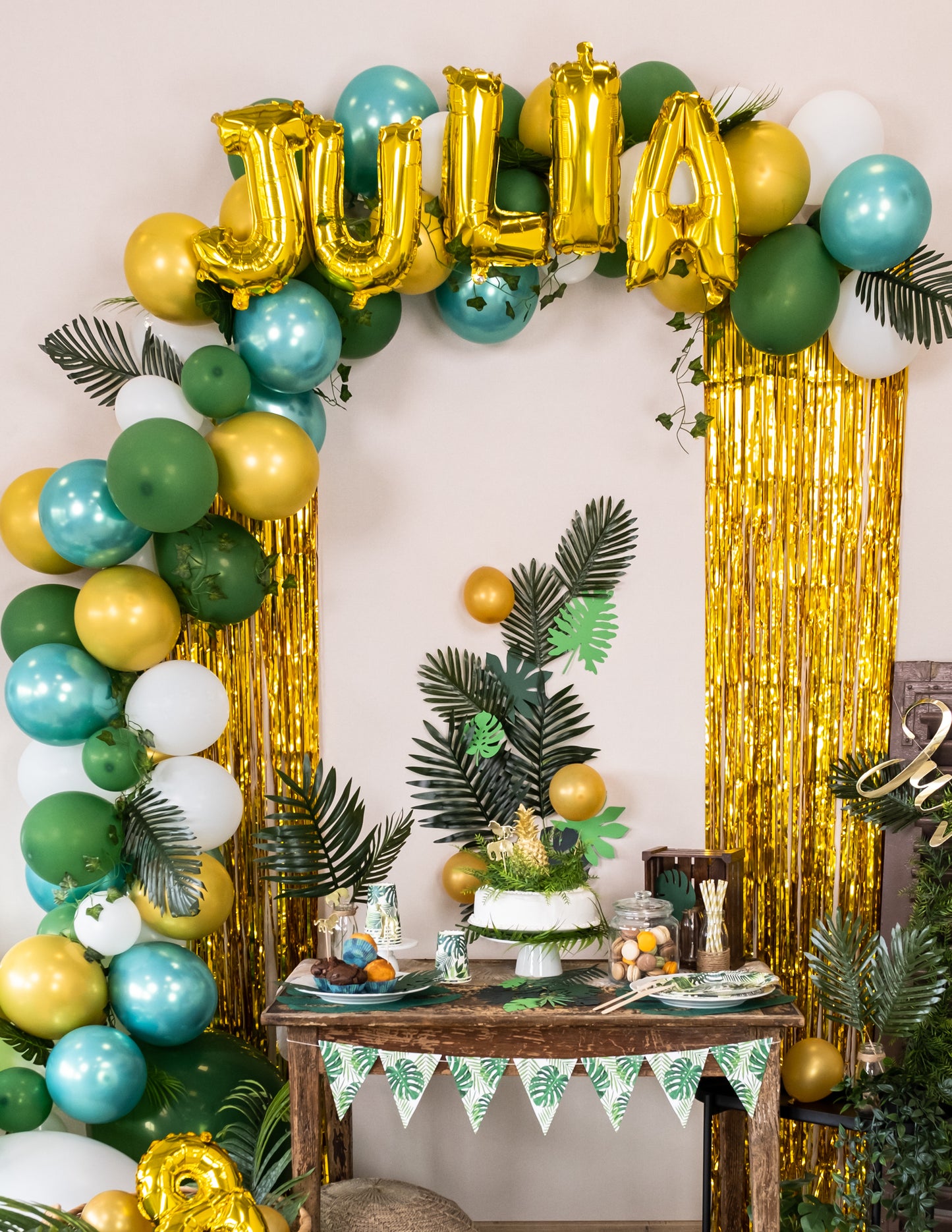 Mise en situation du ballon aluminium lettre pour fête formant le prénom Julia