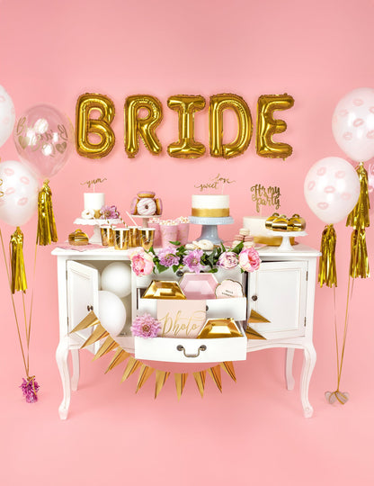 Décoration de candy bar avec le mot BRIDE composé du ballon aluminium lettre doré