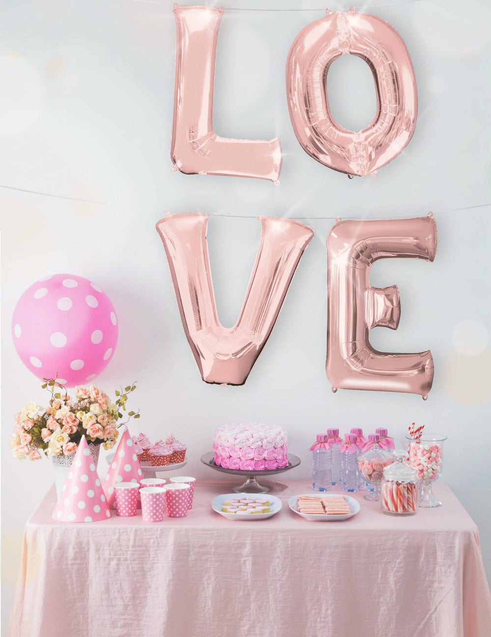 Uključivanje riječi LOVE s aluminijskim balonom u obliku slova za zabavu