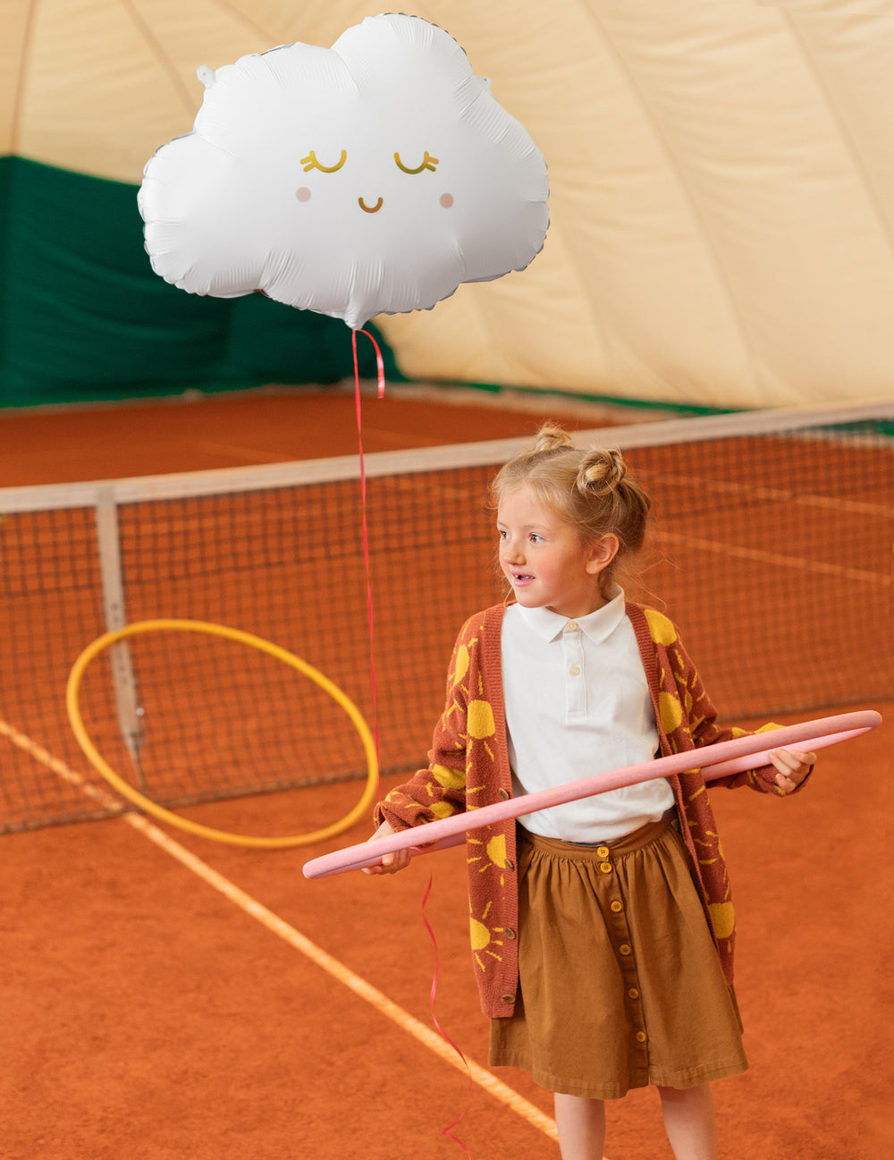 Enfant tenant le ballon aluminium nuage souriant