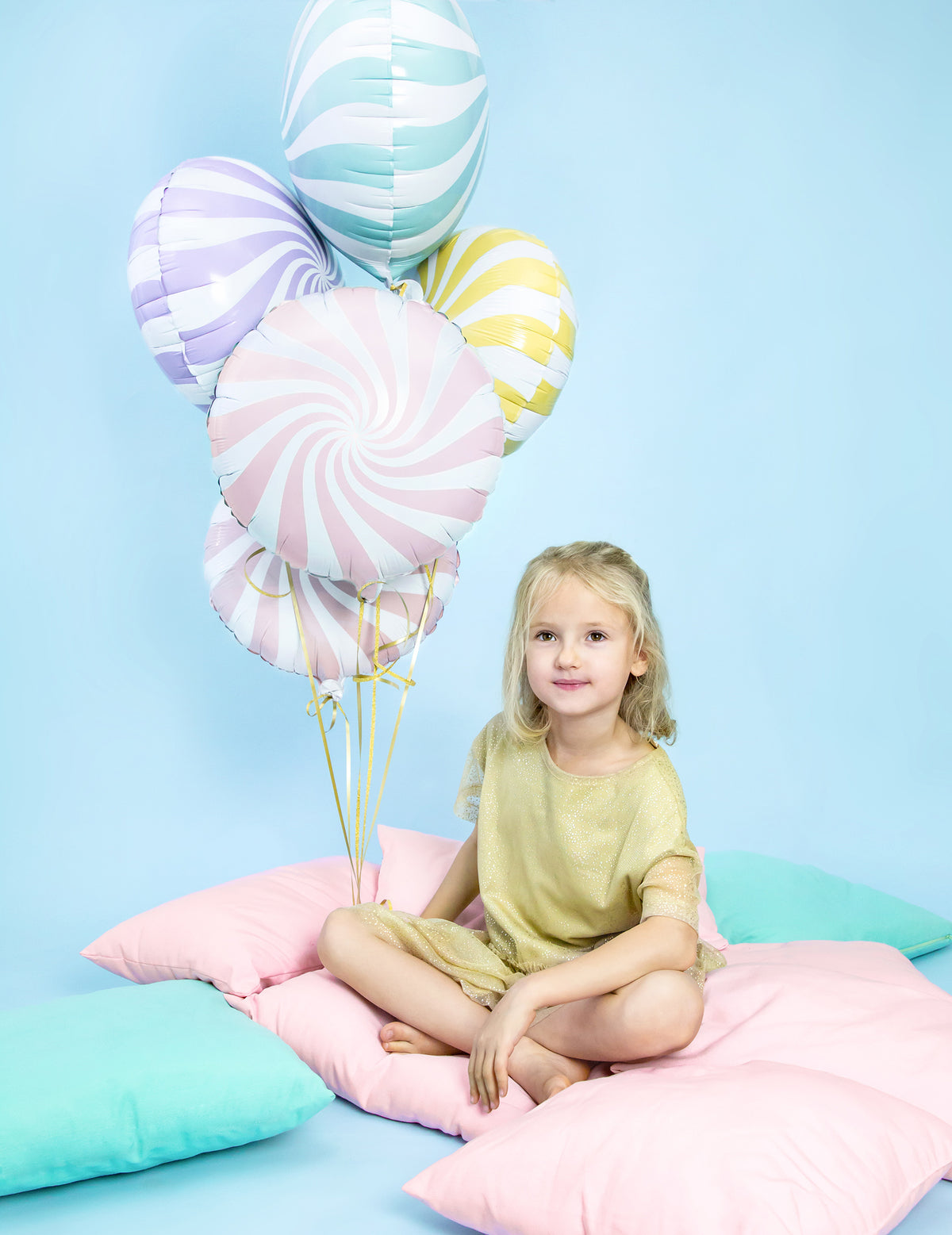 Mise en situation avec une enfant du ballon aluminium sucette pour fête