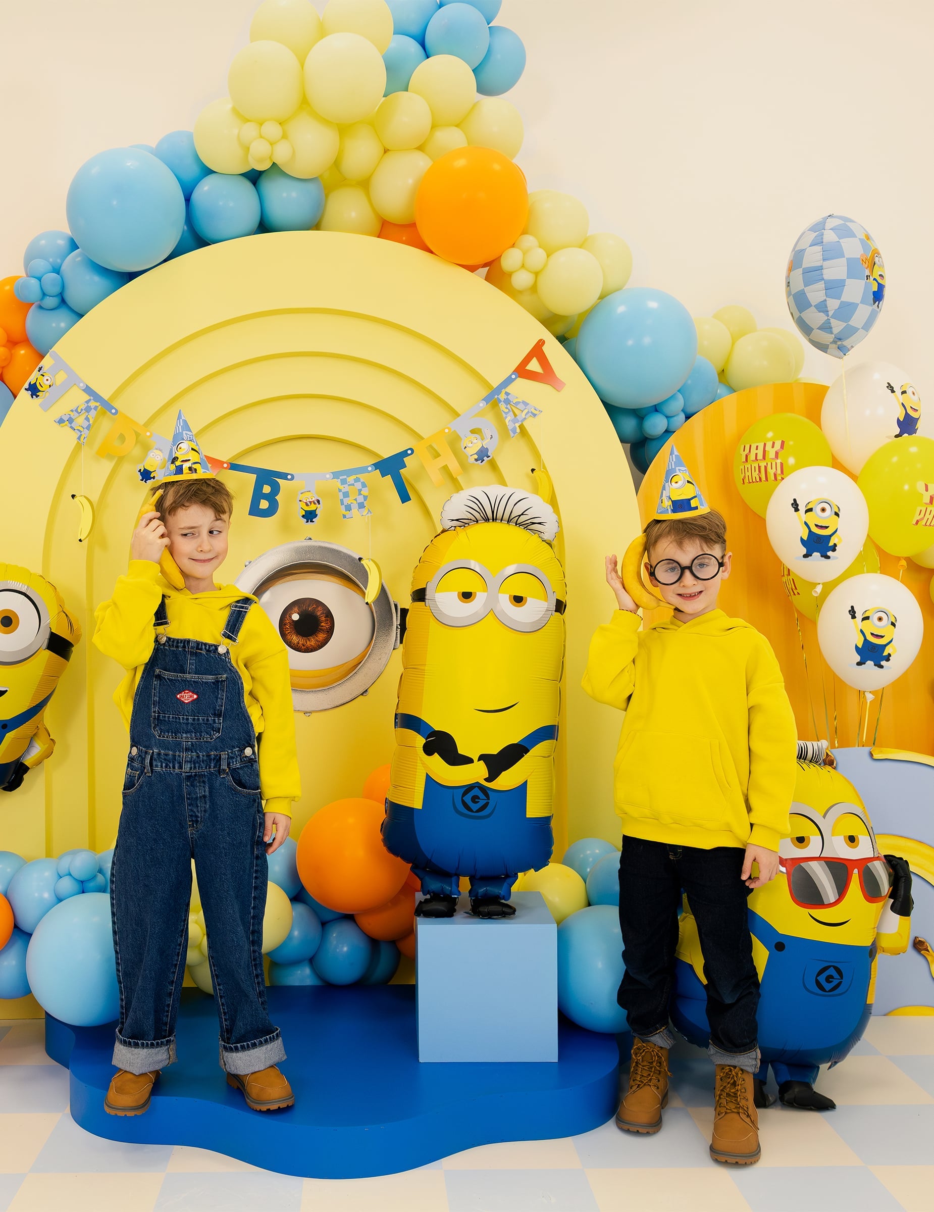 Scène de fête d'anniversaire avec des enfants du ballon aluminium Tim Minions™