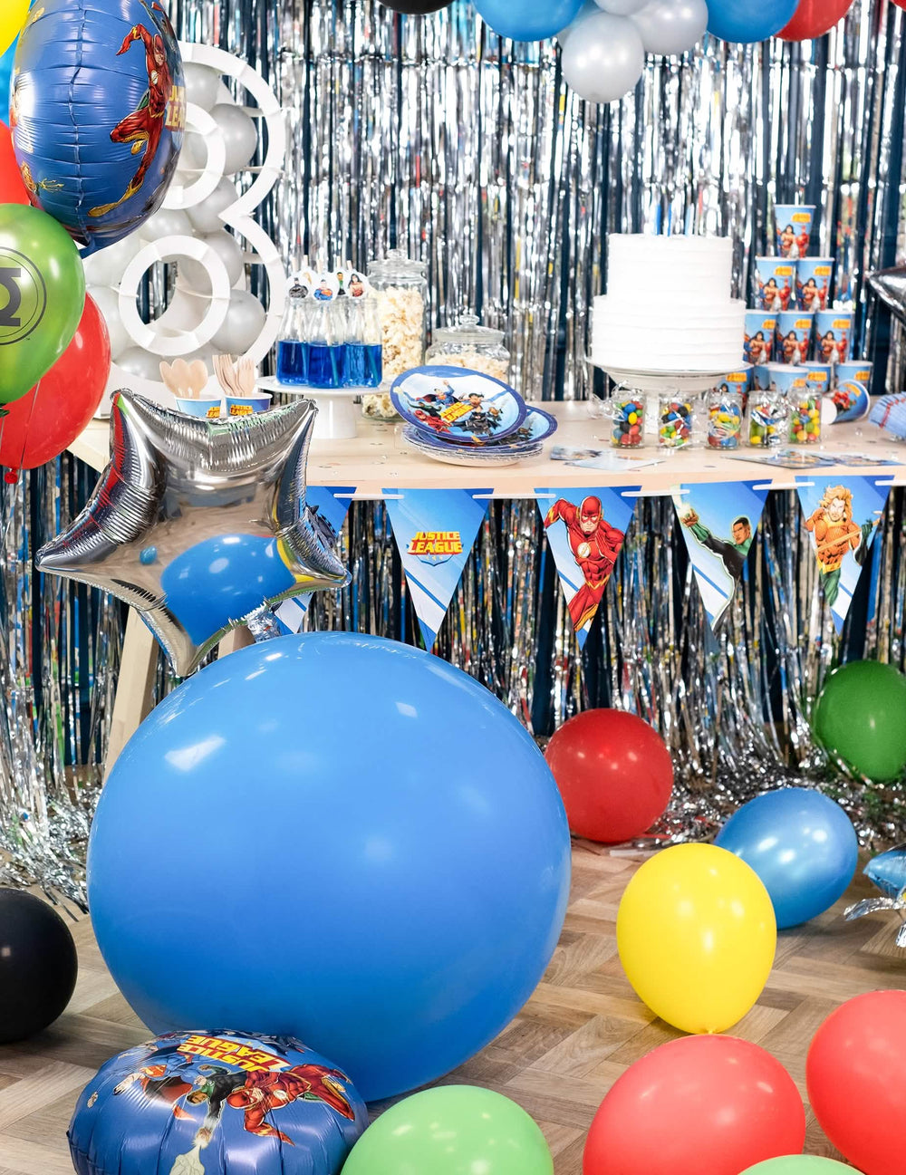Postavljeno u svečani ambijent s plavim balonom