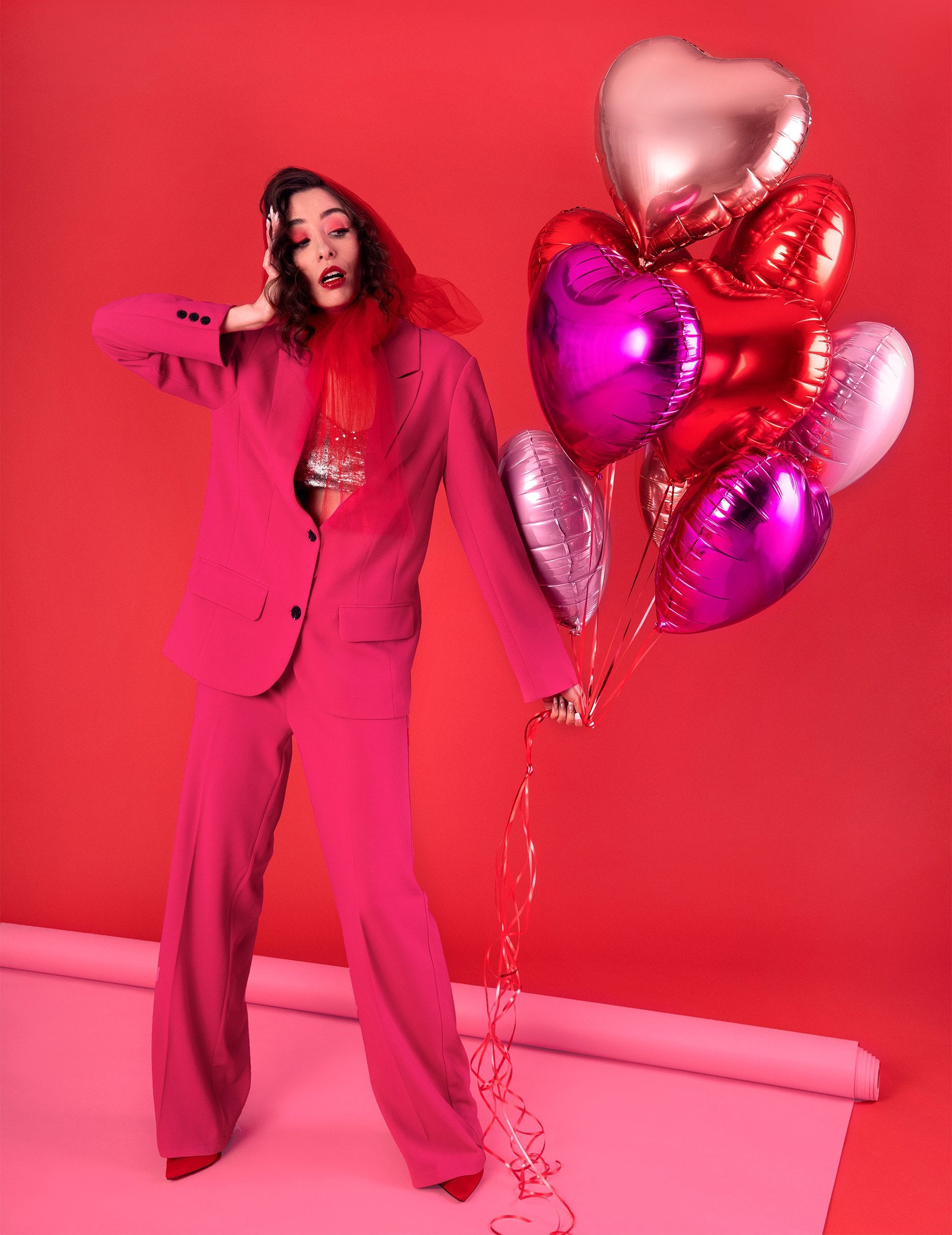 Mise en situation avec mannequin du ballon coeur rose brillant