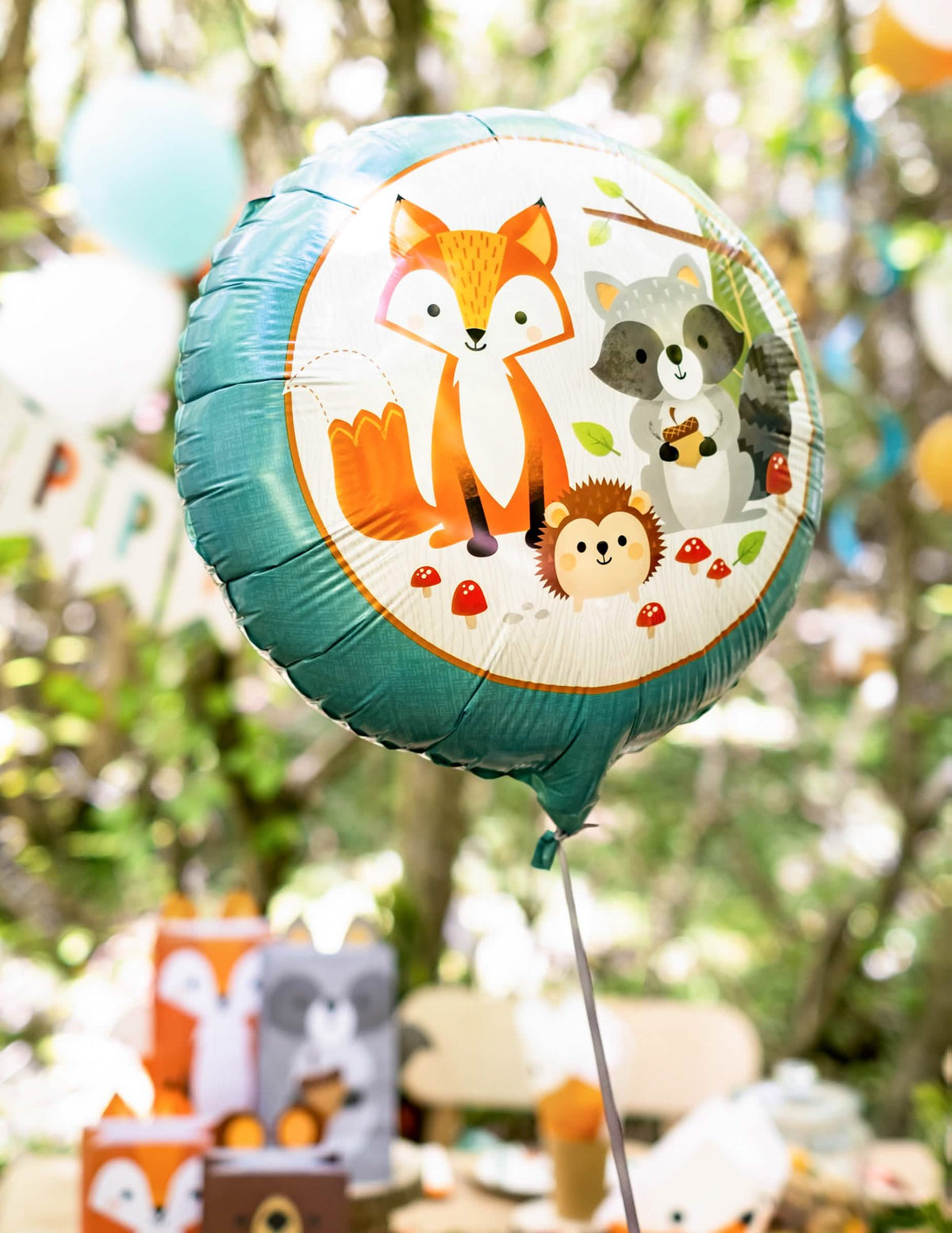 Postavljanje aluminijske balon životinje u šumi