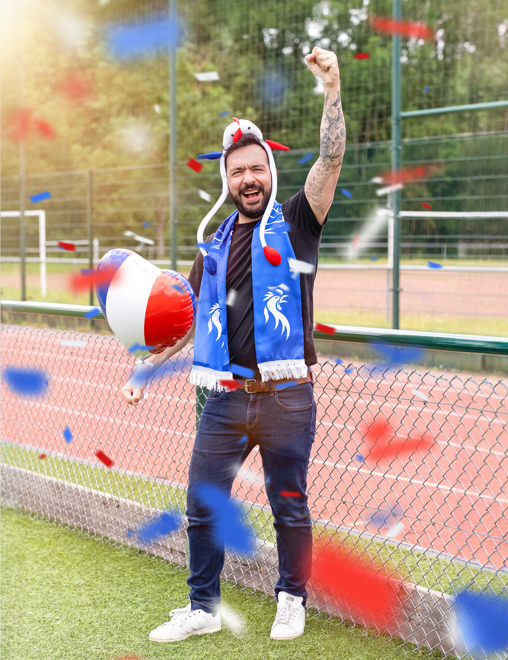 Mise en situation par un supporter du ballon en aluminium Coeur France