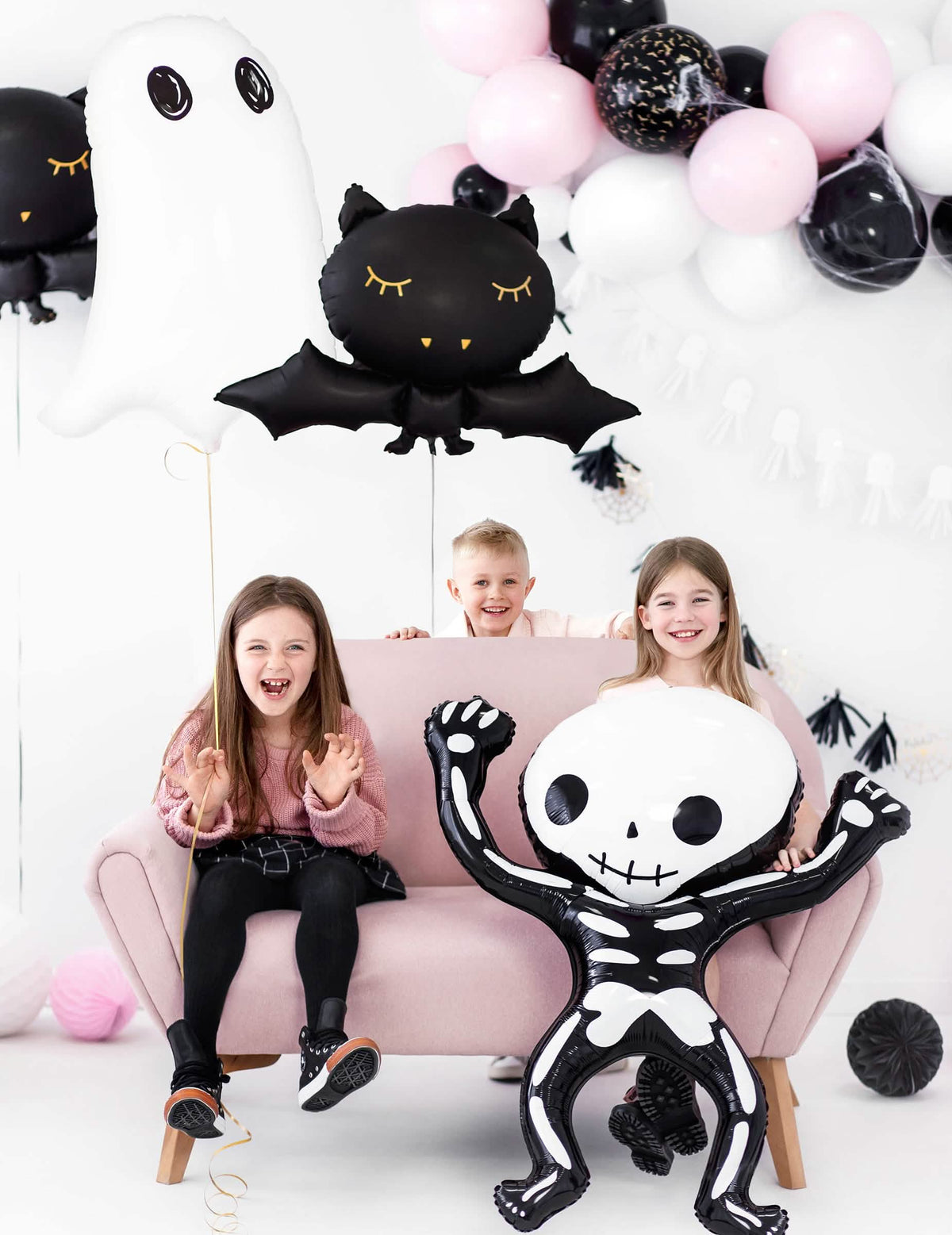 halloween postavka s djecom i helijskim balonom duhom