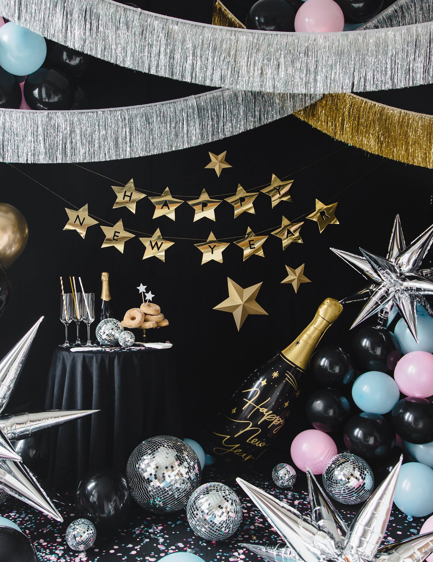 Mise en scène festive du ballon en aluminium géant bouteille Happy New Year