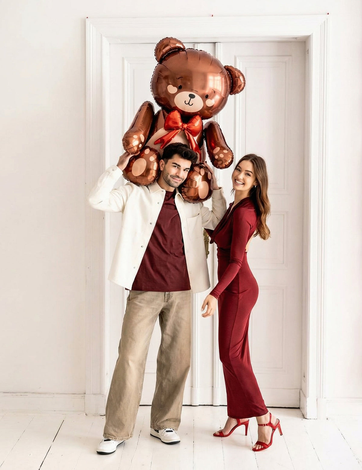 Aperçu de la taille réelle avec un couple du Ballon géant en aluminium Ourson
