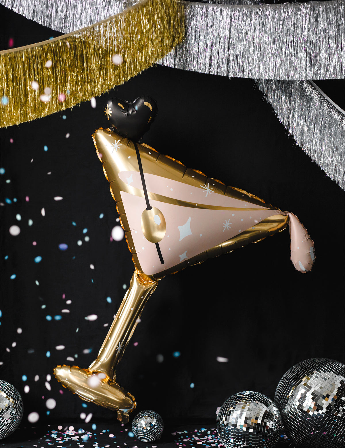Mise en scène avec guirlandes du ballon en aluminium verre de cocktail rose et or
