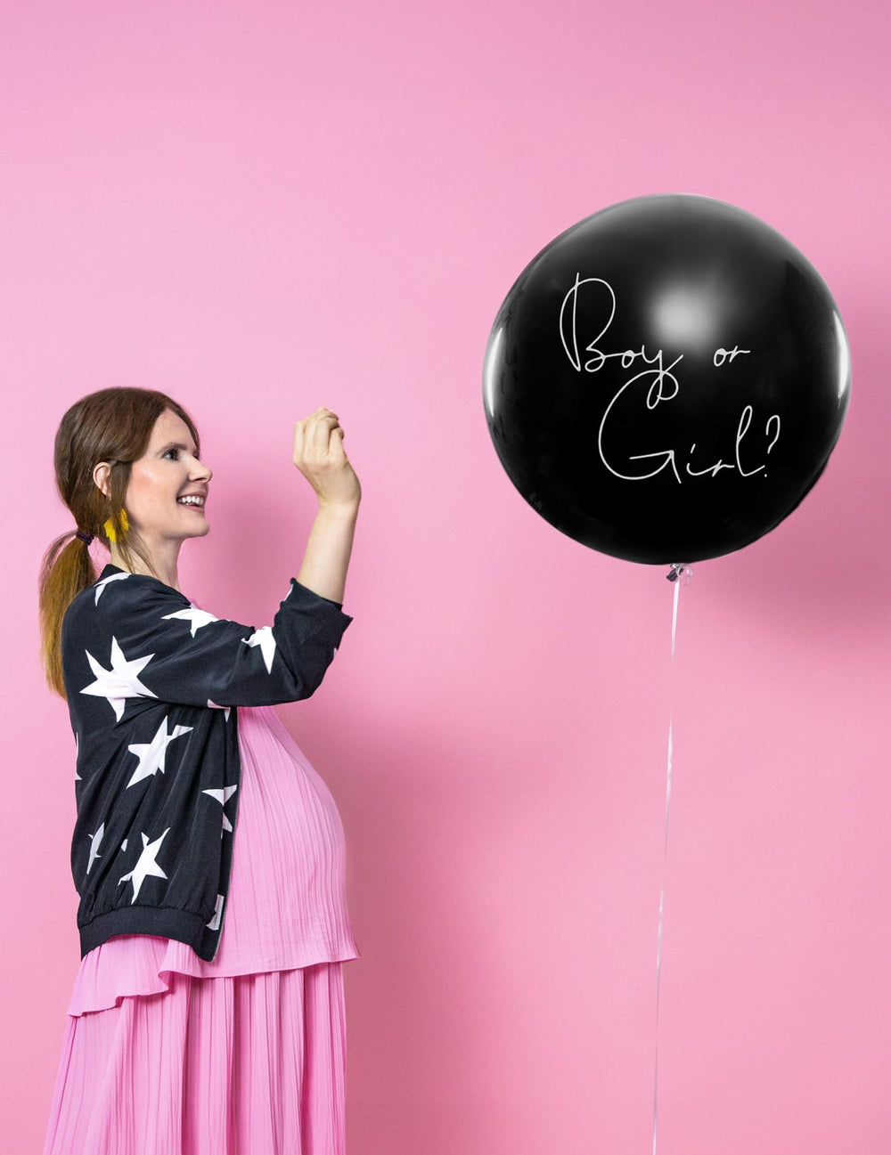 Mise en situation avec une femme enceinte du ballon géant en latex boy or girl pour baby shower
