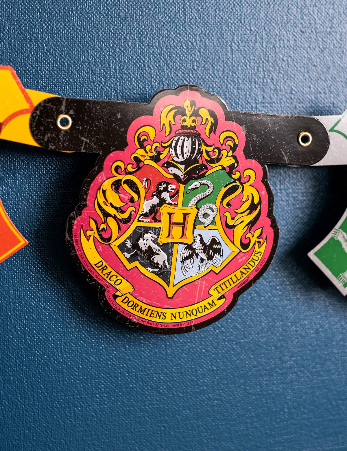 Krupni plan grba Hogwartsa na banneru sretan rođendan Harry Potter