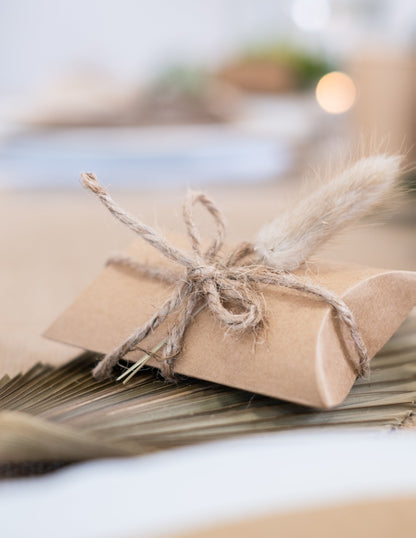 Detalj mašne na poklon kutiji s osušenim cvijetom od konopca za prirodnu dekoraciju