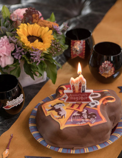 Mise en scène sur un gâteau de la Bougie d'anniversaire sorcier