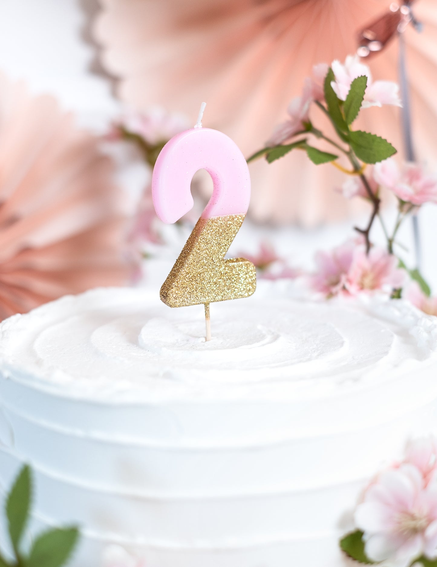 Svijeća broj 2 s ružičastom i zlatnom šljokicama na štapiću, 13,8 cm za tortu