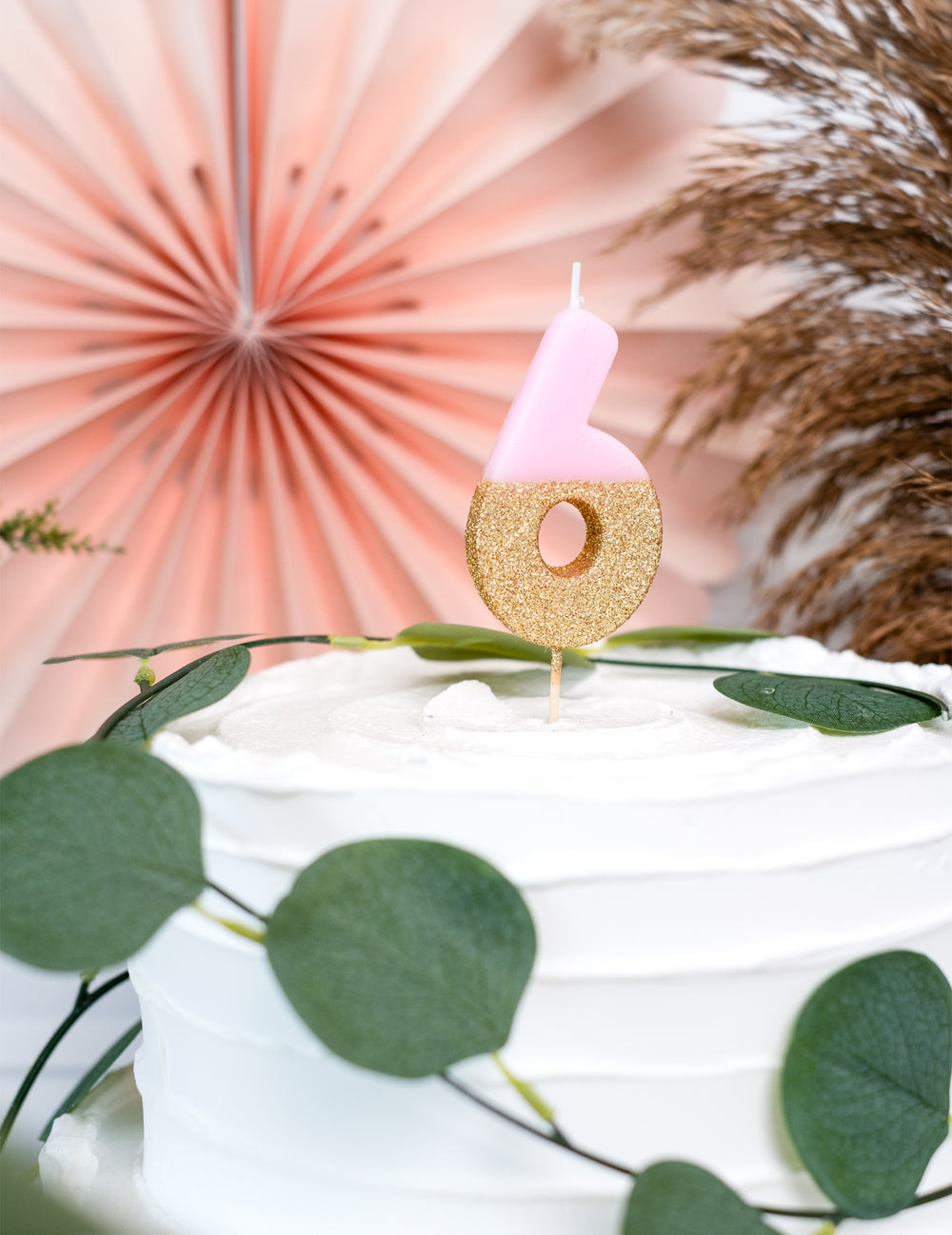 Mise en situation sur un gâteau de la bougie sur pique chiffre 6 pour gâteau rose et dorée pailletée