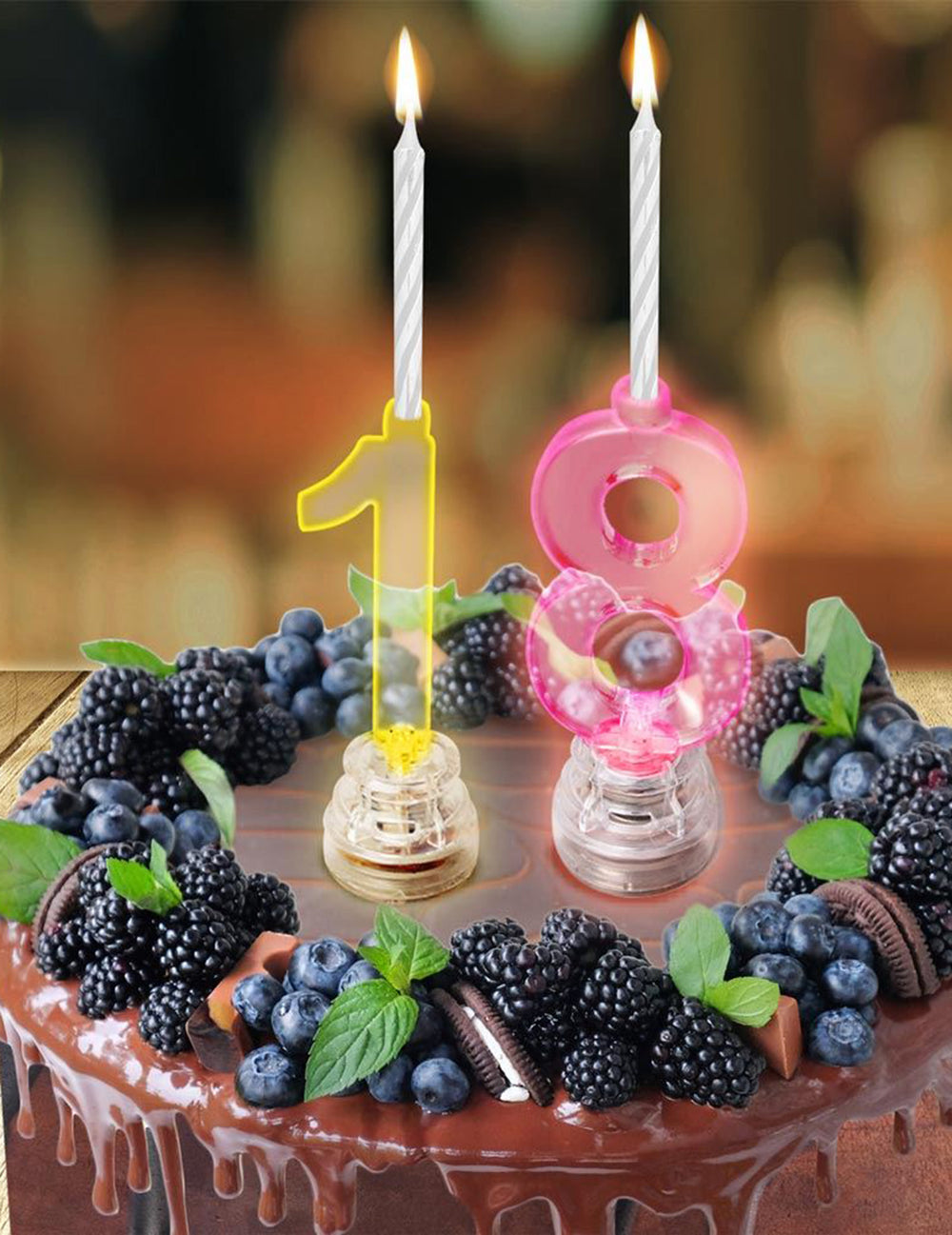 Mise en situation sur un gâteau d'anniversaire de la bougie lumineuse LED chiffre 8