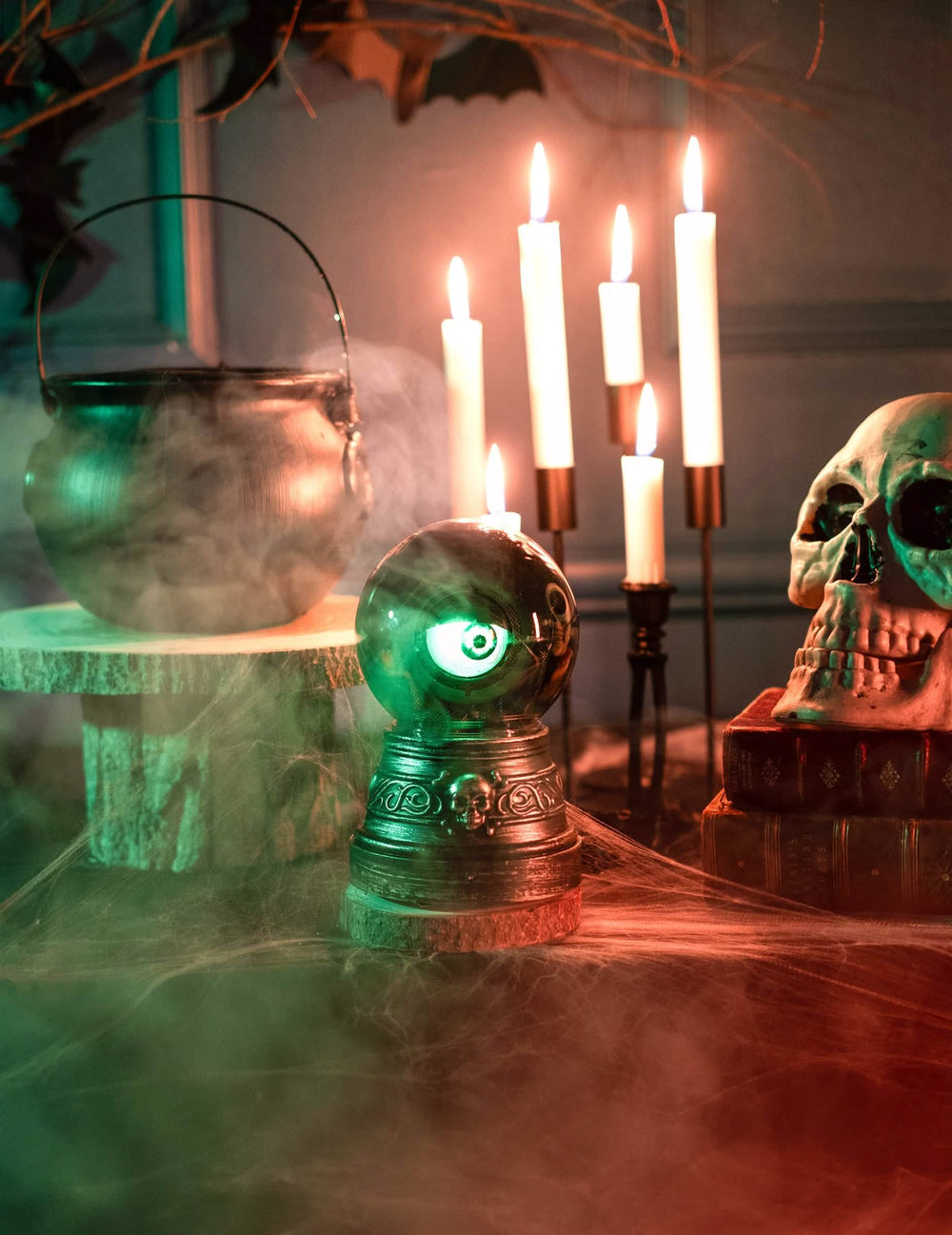 Postavljanje u halloween ozračje animirane kristalne kugle s okom