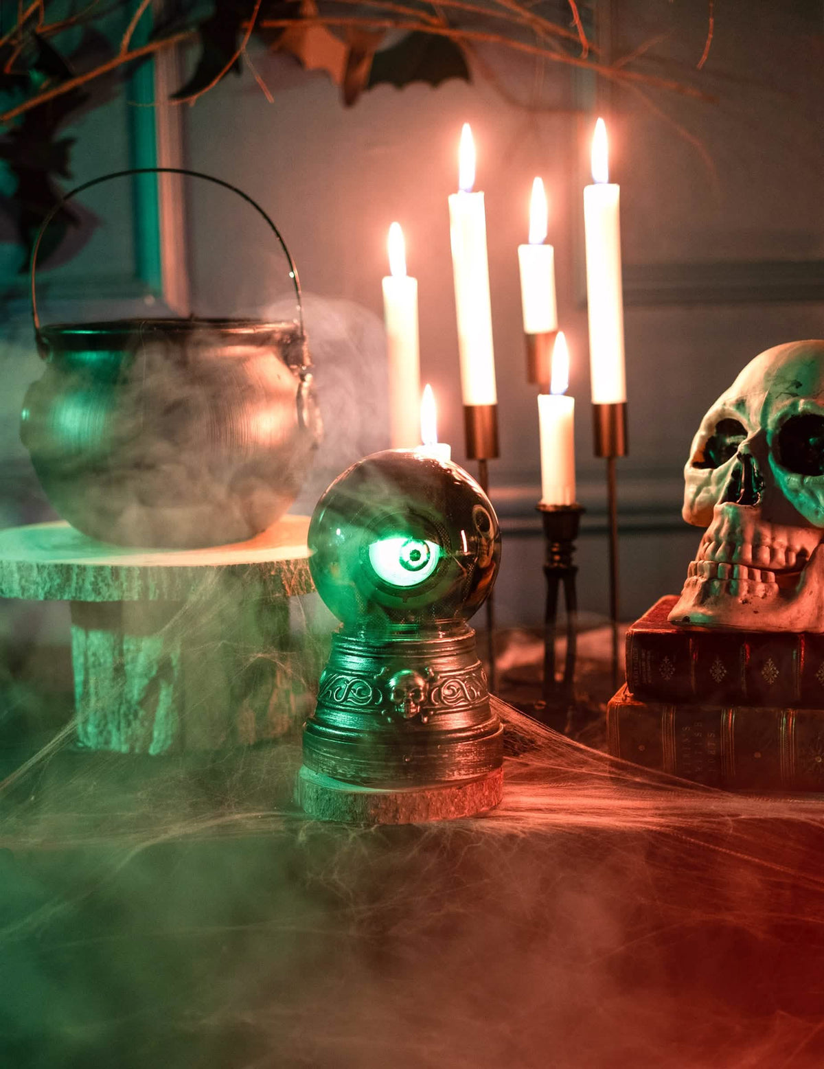 Postavljanje u halloween ozračje animirane kristalne kugle s okom