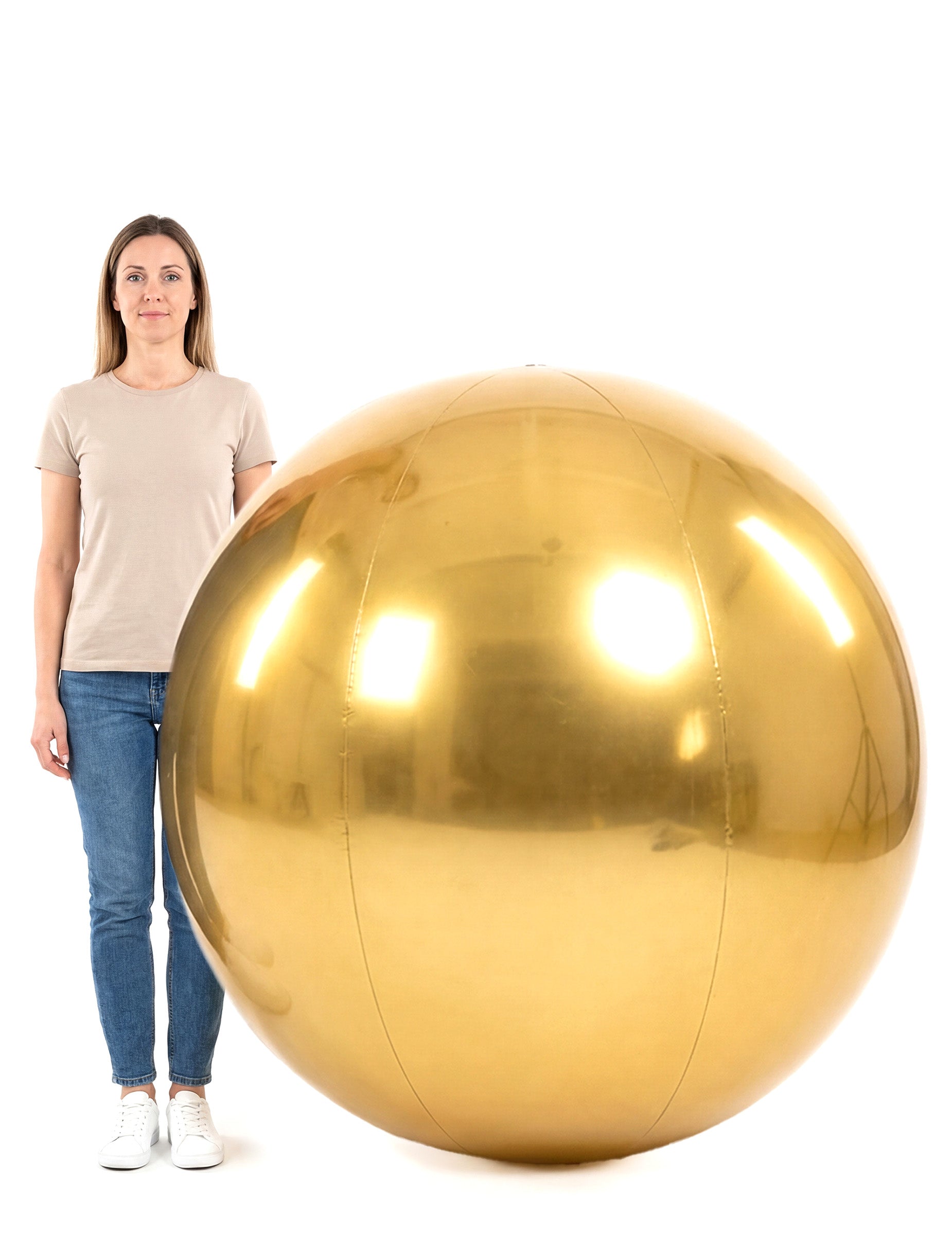 Mise en situation avec un mannequin de la boule miroir gonflable pour fête