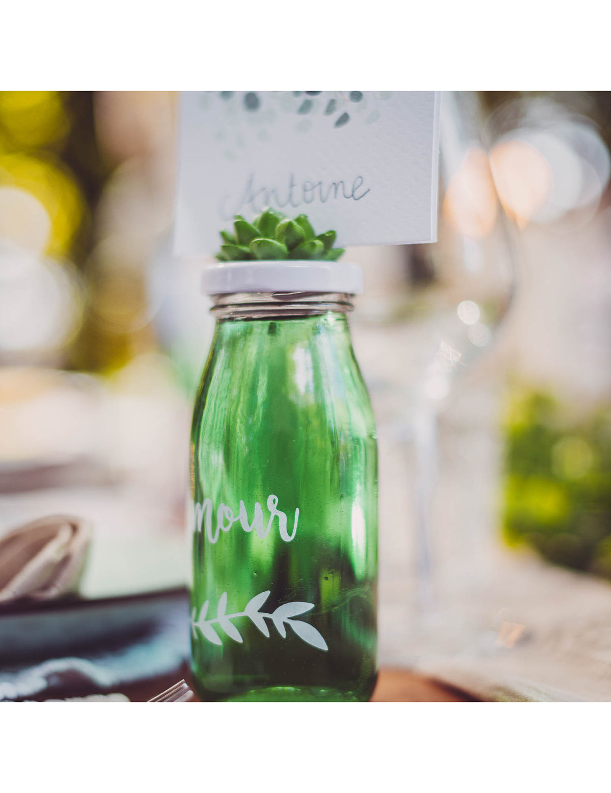 Mise en scène comme marque-place de la bouteille en verre candy bar amour pour mariage