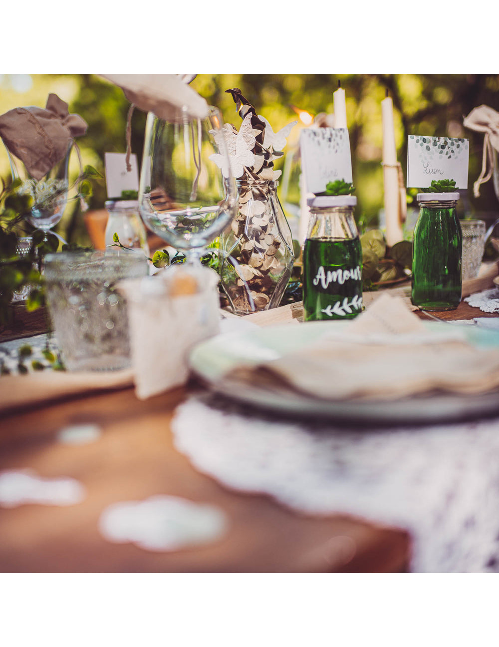 Mise en scène festive sur table de la bouteille en verre candy bar amour pour mariage