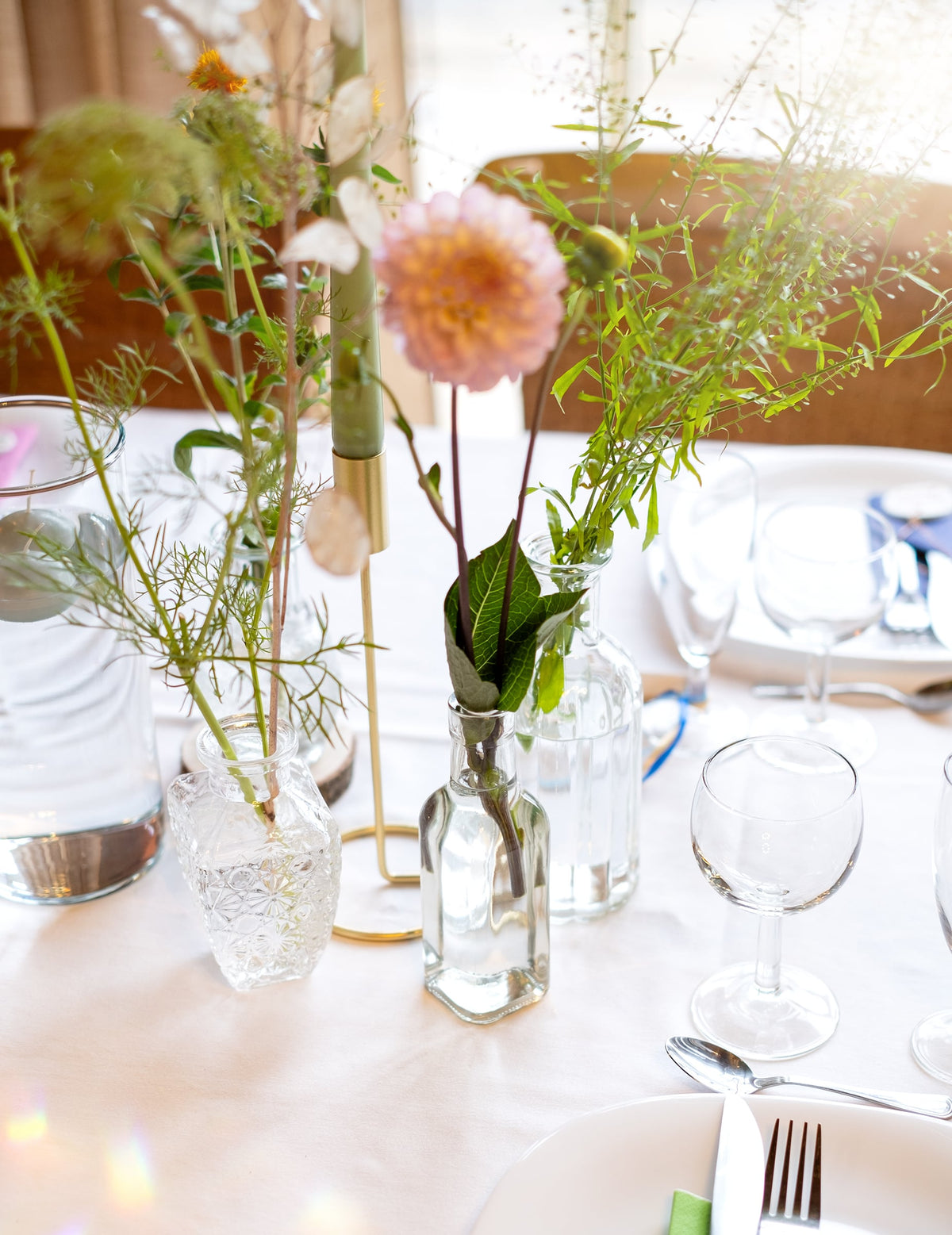 Mise en situation sur une table de fête de la bouteille en verre carrée