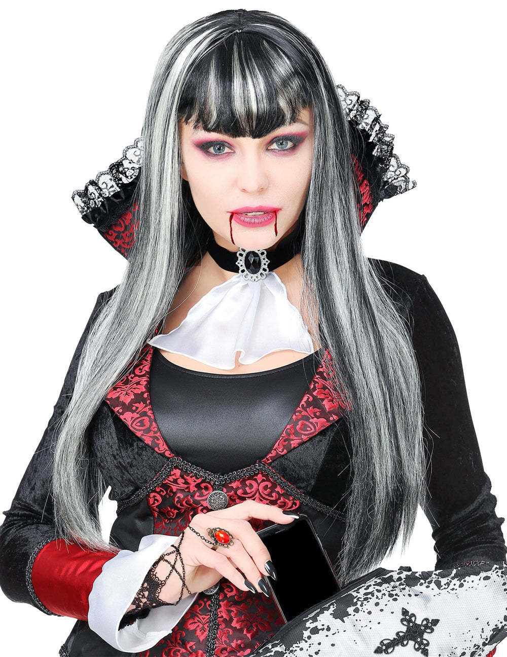 Mise en situation du bracelet en dentelle avec bague et pierres rouges