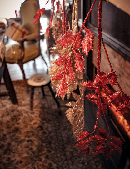 Grančica božikovine s crvenim šljokicama 70 cm 