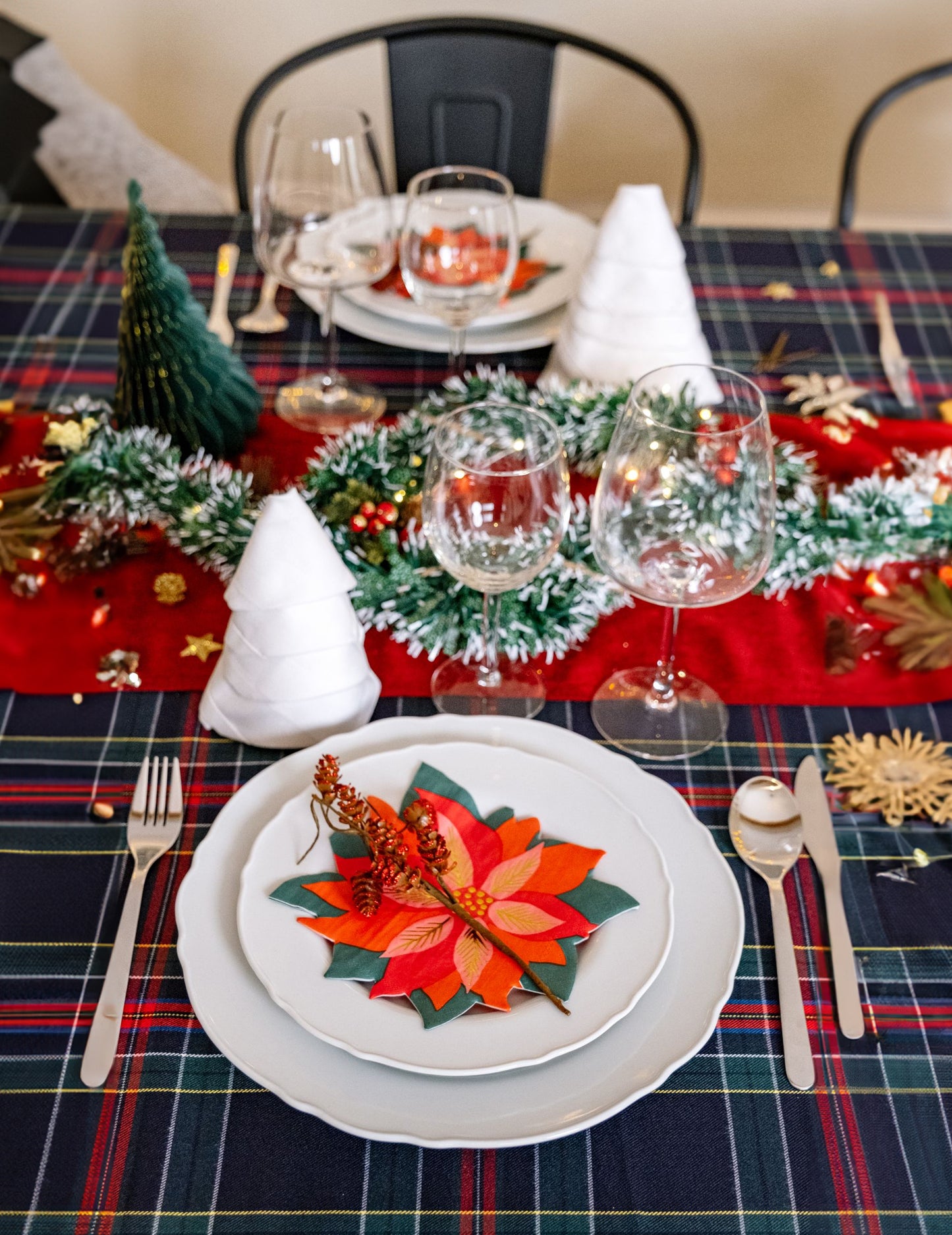 Grana crvenih šišarki s glitterom 23 cm 