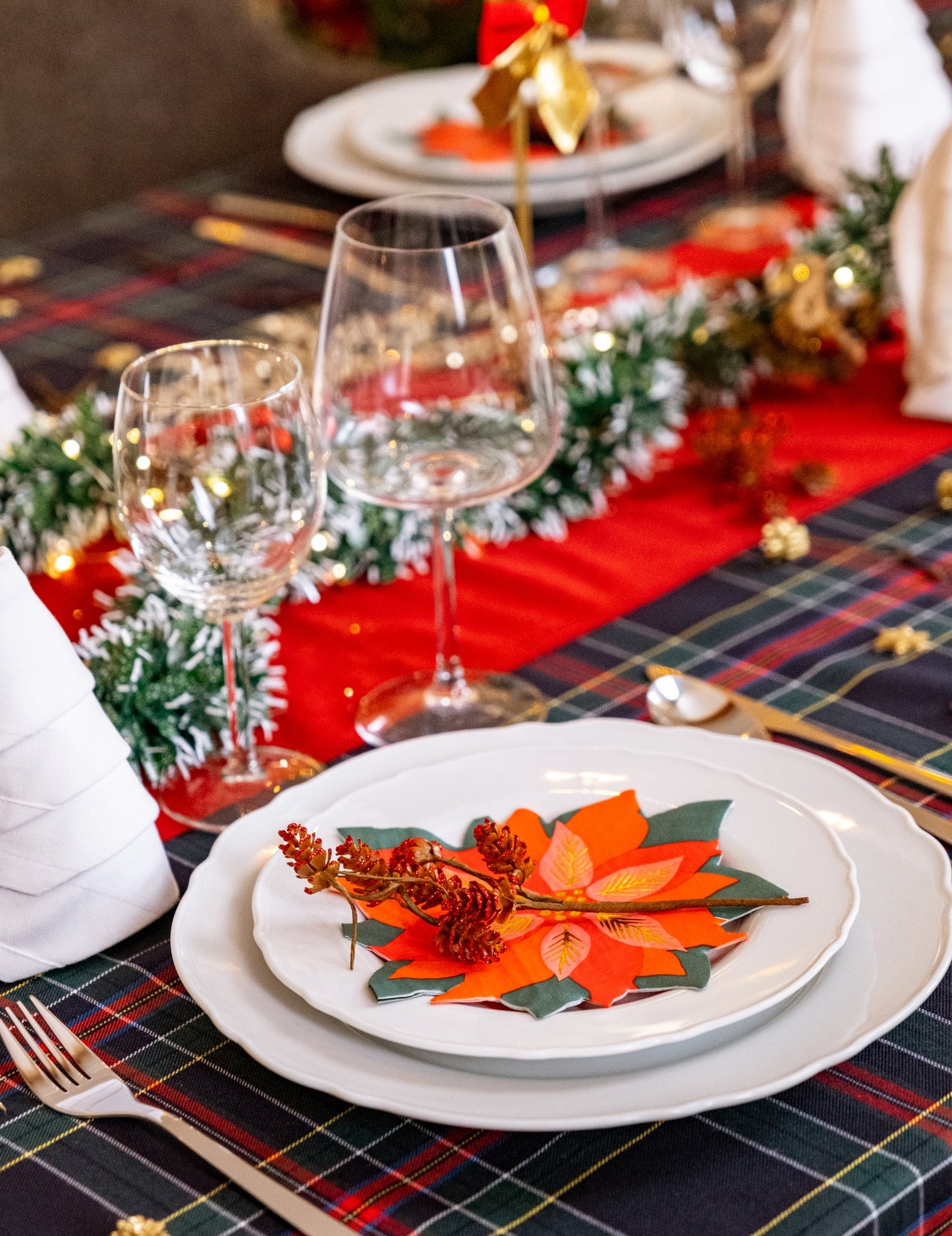 Grana crvenih šišarki s glitterom 23 cm 