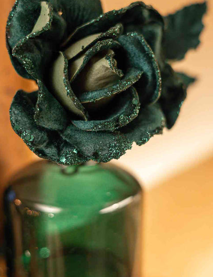 Branche de rose velours pailleté vert foncé 21 cm