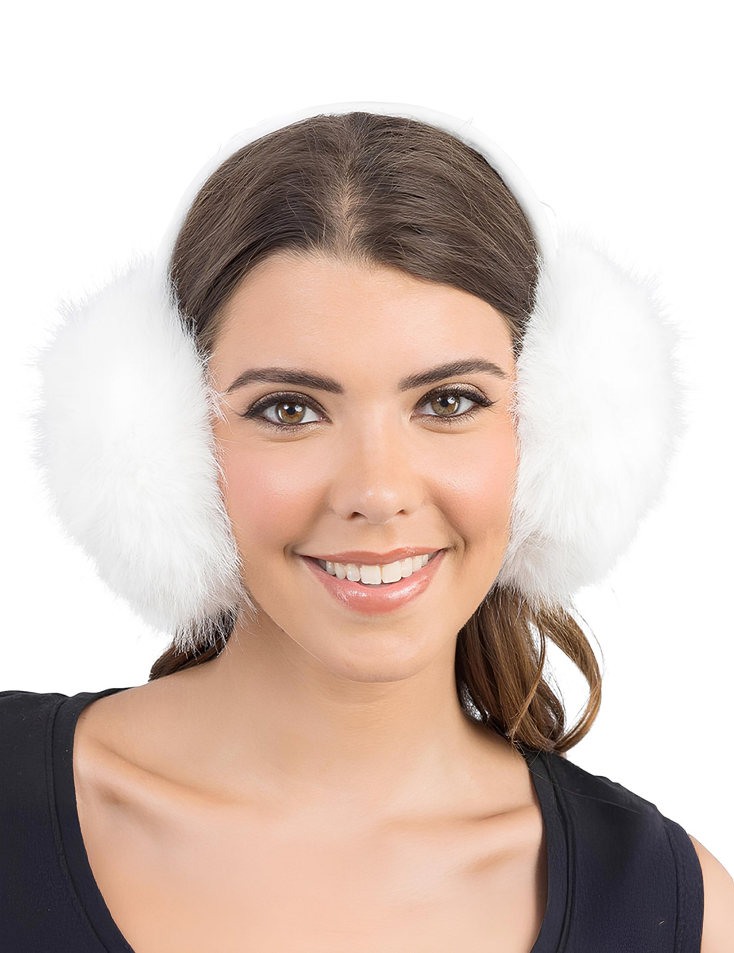 Gros plan du cache-oreille fausse fourrure pour femme blanc