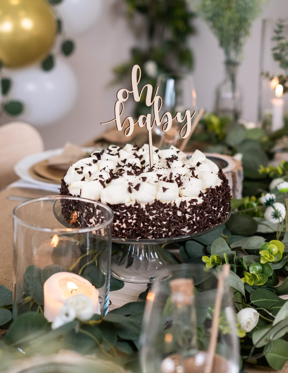 Dekoracija na torti s cake topperom oh baby za baby shower od drva