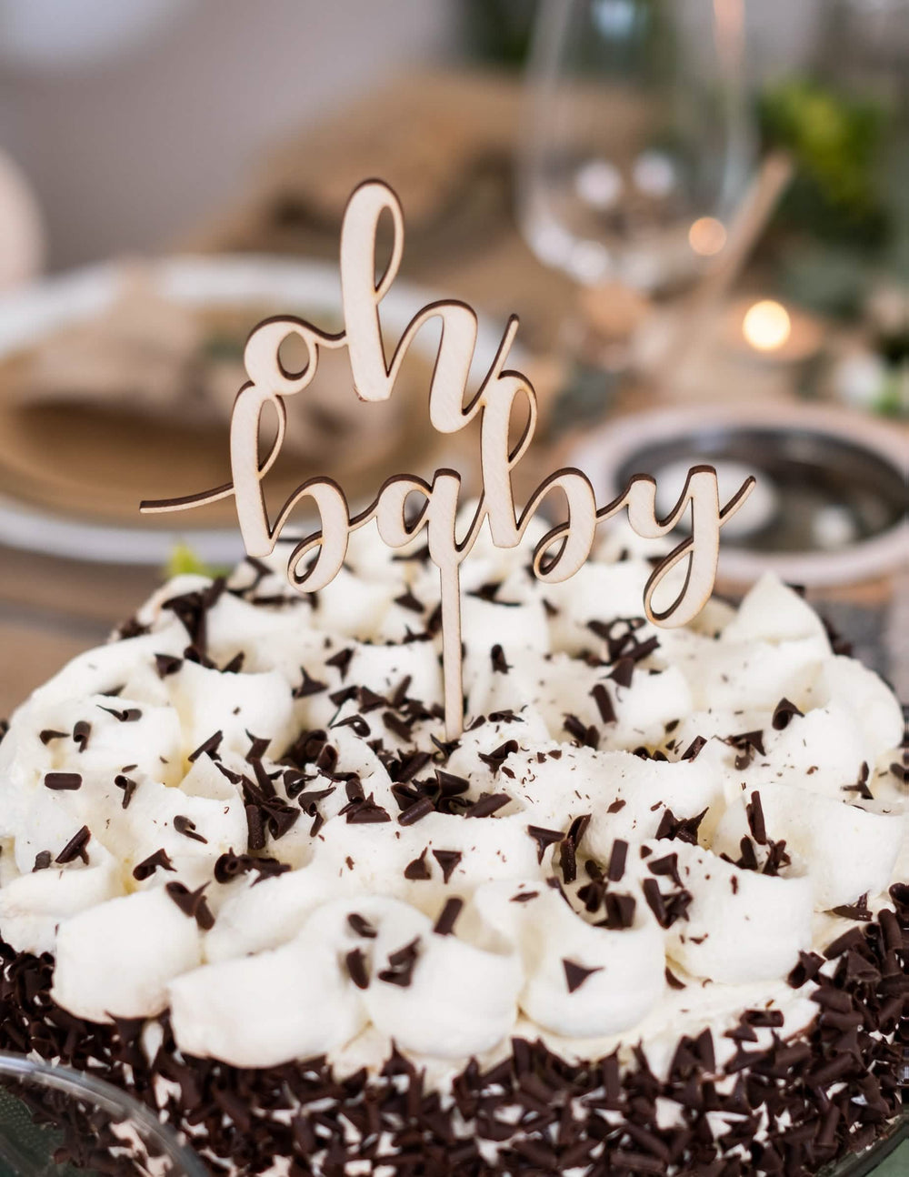 Krupni plan drvenog natpisa za cake topper oh baby za baby shower
