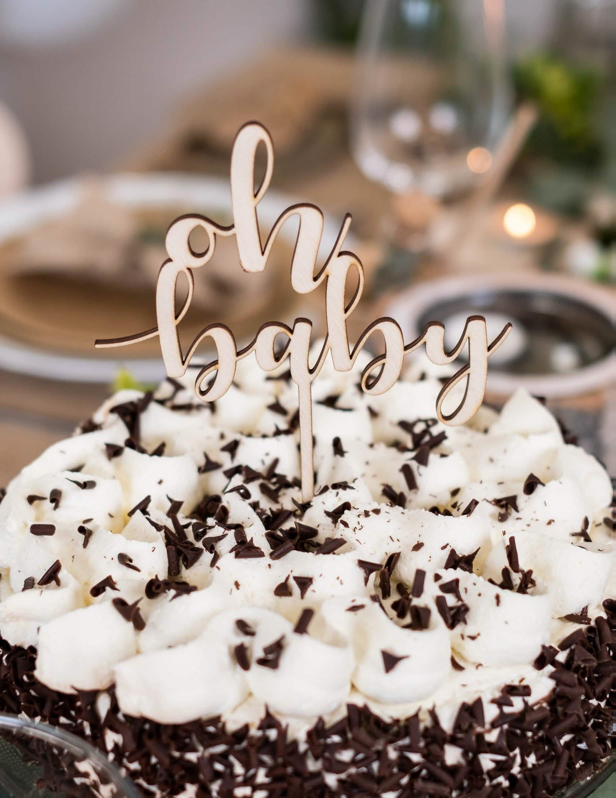 Krupni plan drvenog natpisa za cake topper oh baby za baby shower