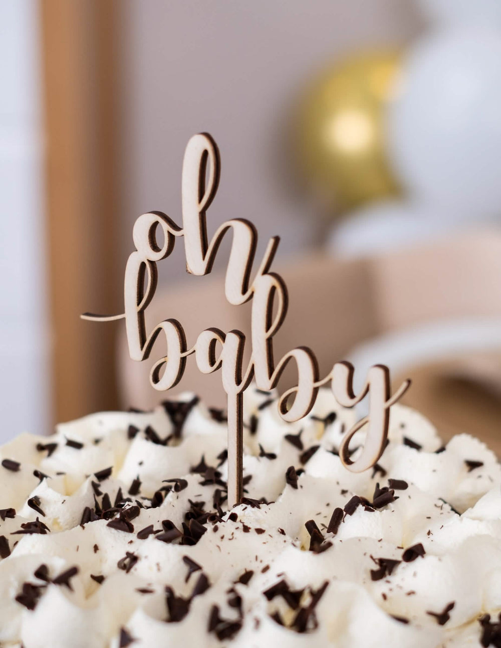 Pogled na cake topper oh baby iz tri četvrtine za baby shower