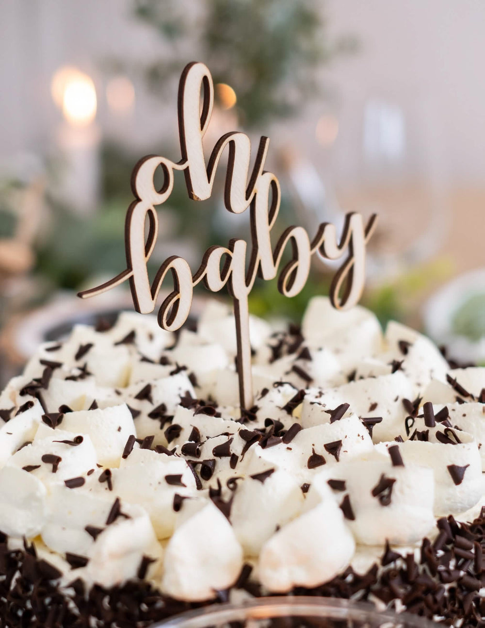 Detalji postavljanja cake toppera oh baby na tortu za baby shower