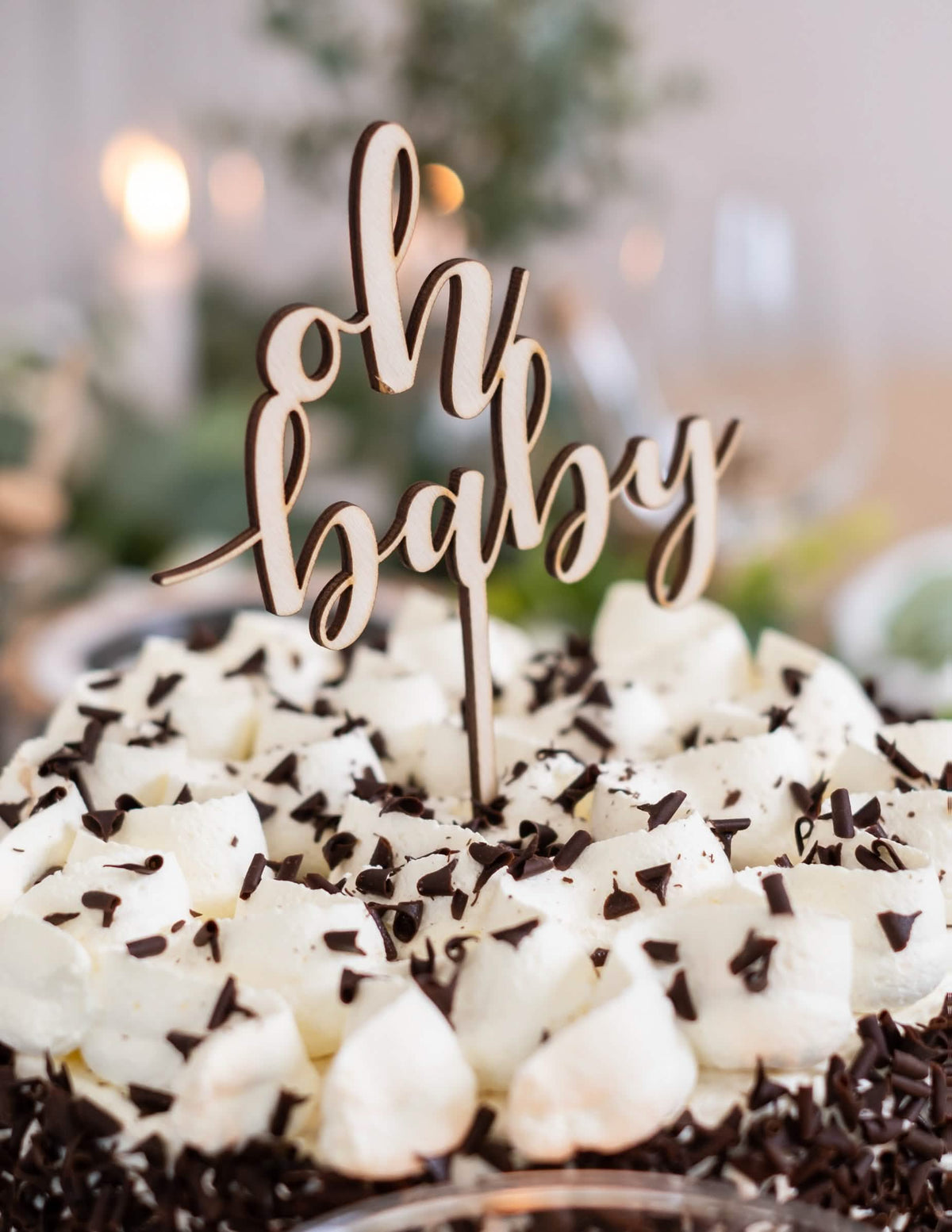 Detalji postavljanja cake toppera oh baby na tortu za baby shower