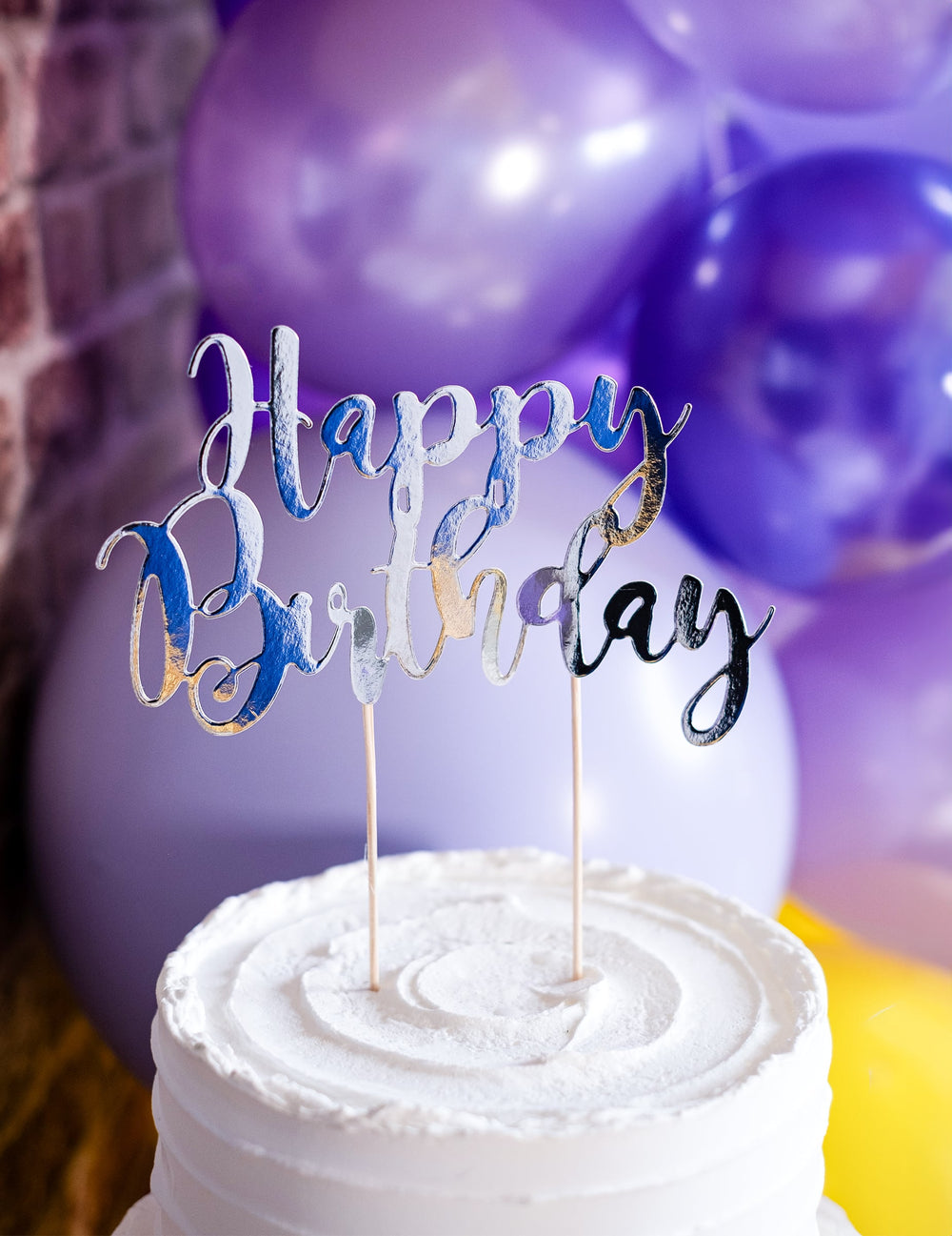 Gros plan du cake topper happy birthday argenté métallisé