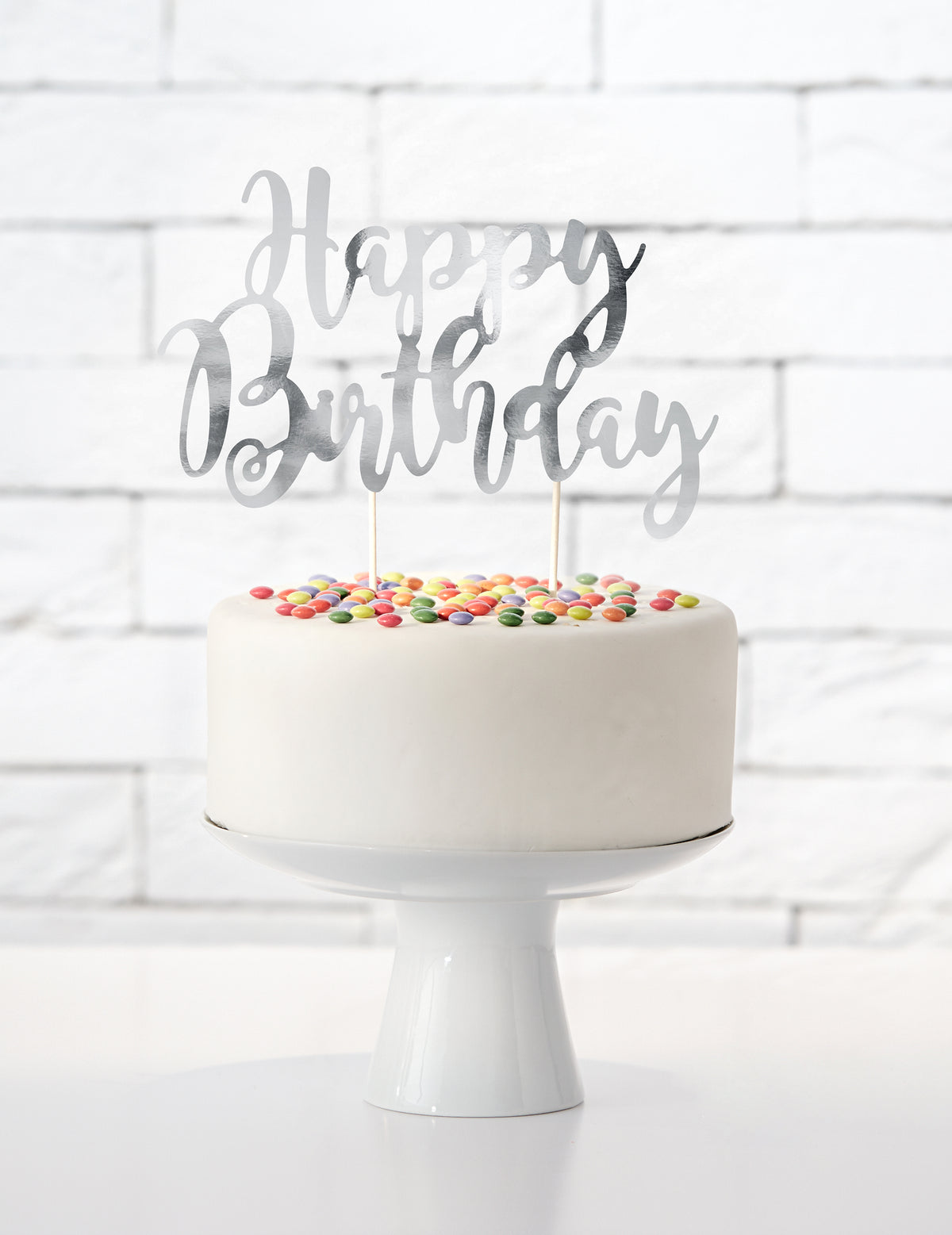 Vue d'ensemble sur un gâteau du cake topper happy birthday argenté métallisé