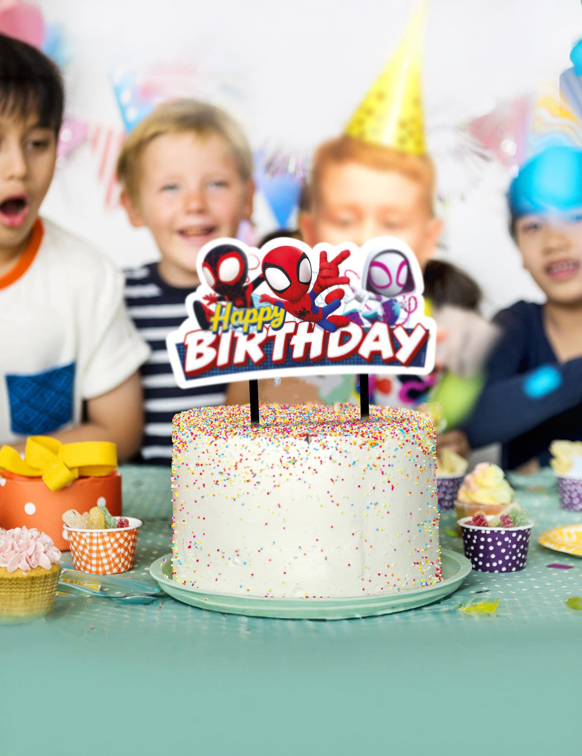 Vue en situation lors d'une fête d'anniversaire du cake topper Spidey et ses amis
