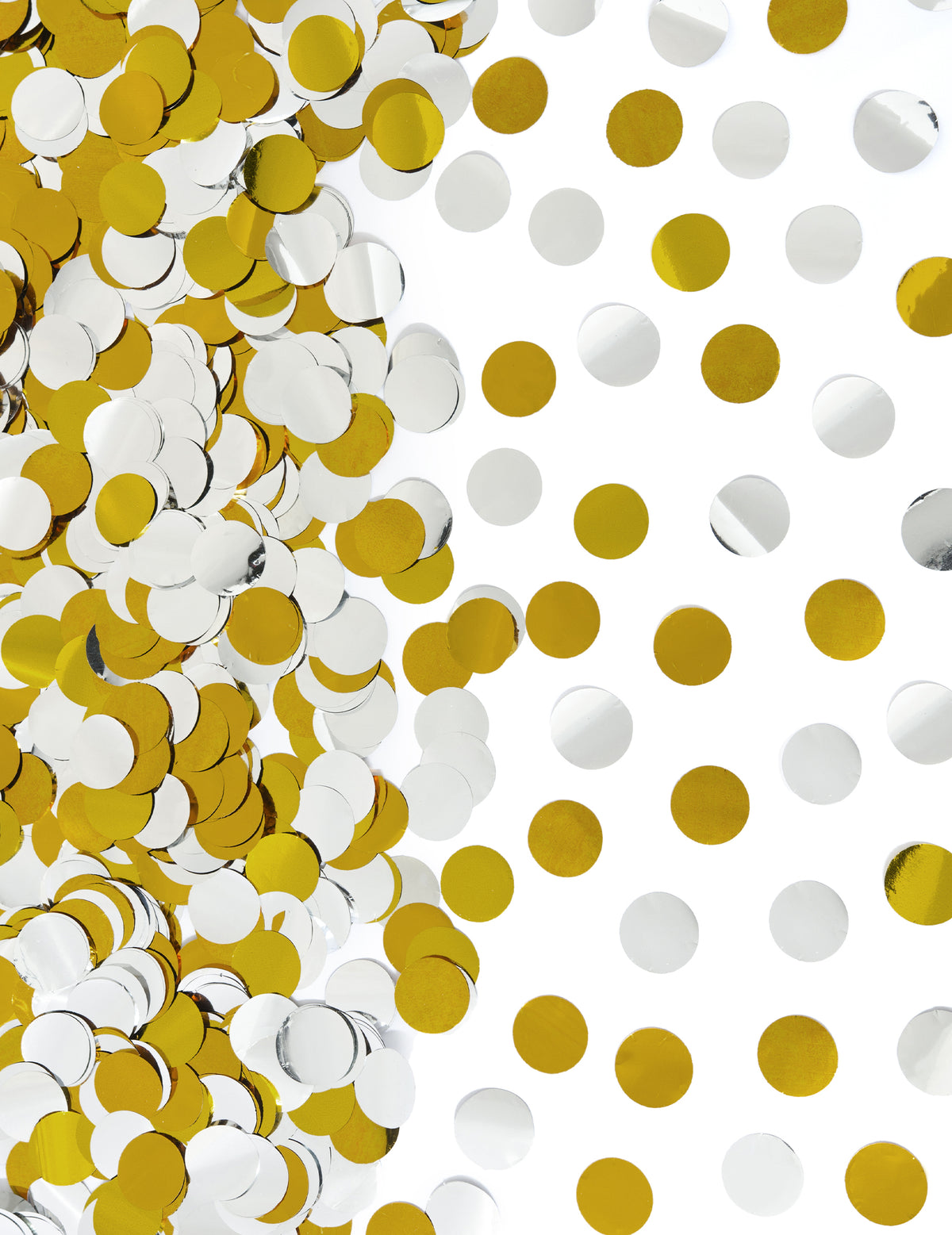 Gros plan sur les confettis ronds du canon à confettis or et argent