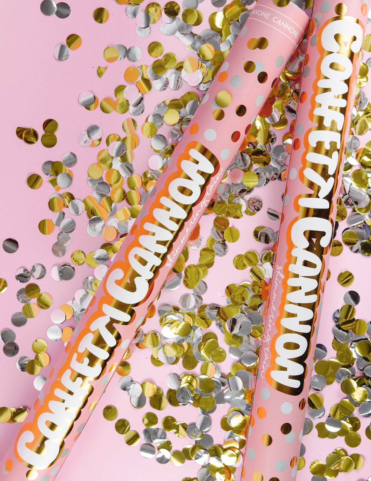 Vue rapprochée des deux tubes du canon à confettis or et argent
