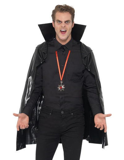 Cape de vampire Halloween pour adulte noire avec col montant et médaillon