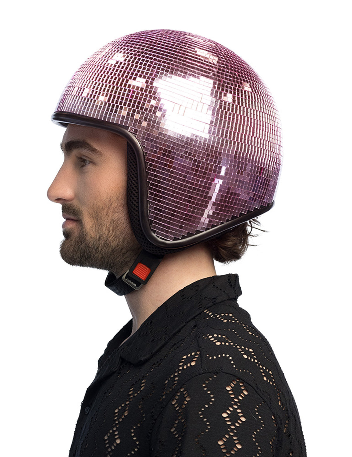 Vue de profil du casque boule à facettes pour adulte rose