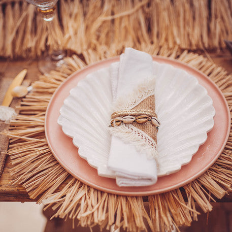 Središnji ukras za stol Bali od rafije, okrugli, 36 cm, s resama 