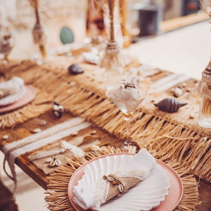 Središnji ukras za stol Bali od rafije, okrugli, 36 cm, s resama 